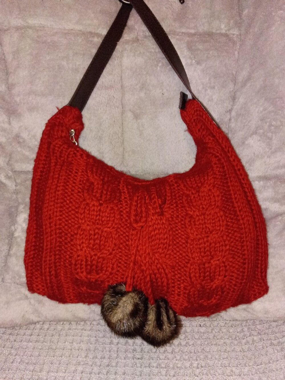 RED SWEATER SHOULDER HANDBAG WITH BROWN FUR POM POMS
